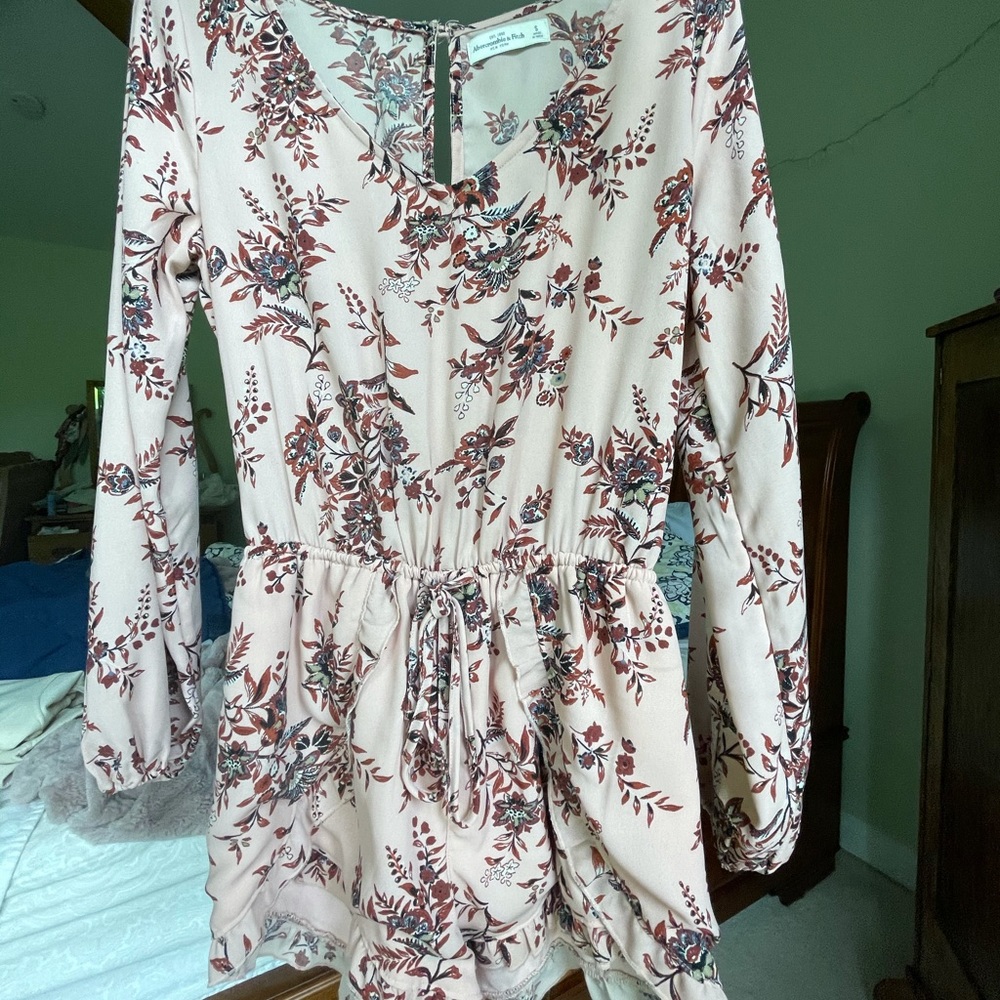 Adorable Abercrombie romper. Perfect for church, spring & fall 🤍
